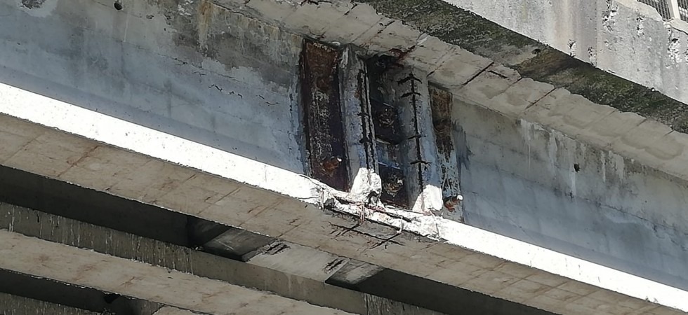 Si staccano dei calcinacci dal viadotto di via Maccani